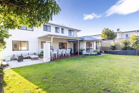 Akoya House 122 Tomaree Rd Pet Friendly Linen Air Conditioning WiFi And Boat Parking - Whitsundays Accommodation 0