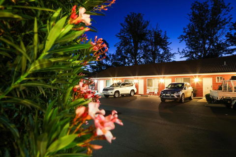 Akuna Motor Inn And Apartments - Whitsundays Accommodation 0