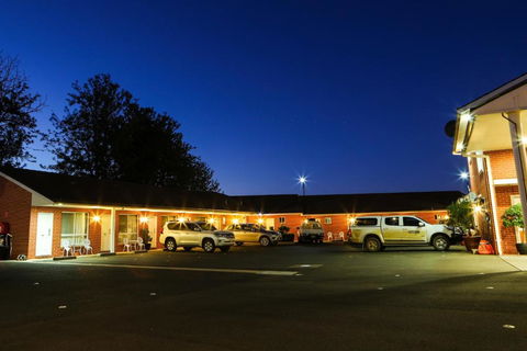 Akuna Motor Inn And Apartments - Whitsundays Accommodation 1