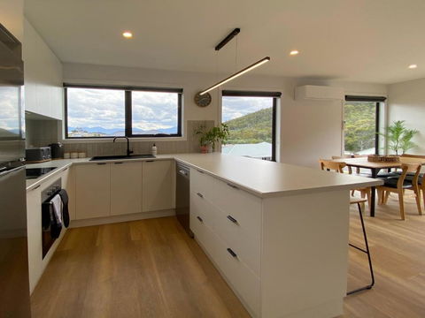 Albatross Rise - Modern Family Home - Whitsundays Accommodation 3