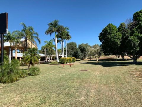Albert Park Motor Inn-KING BEDS-POOL-SHADED PARKING - Whitsundays Accommodation 4