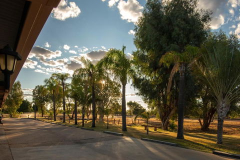 Albert Park Motor Inn-KING BEDS-POOL-SHADED PARKING - Whitsundays Accommodation 2
