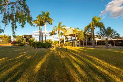Albert Park Motor Inn-KING BEDS-POOL-SHADED PARKING - Whitsundays Accommodation 0