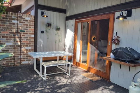 Alcorn Garden Studio Main House Attached-Dog Friendly 2 Mins Walk To Beach - Whitsundays Accommodation 3