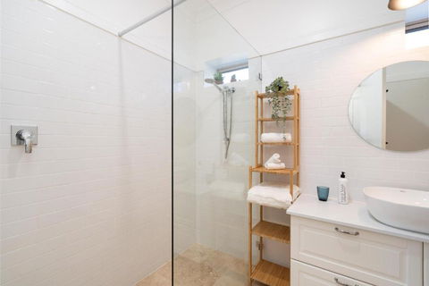 Alderwood Cottage - Cottage W Gorgeous Dam Views! - Whitsundays Accommodation 3