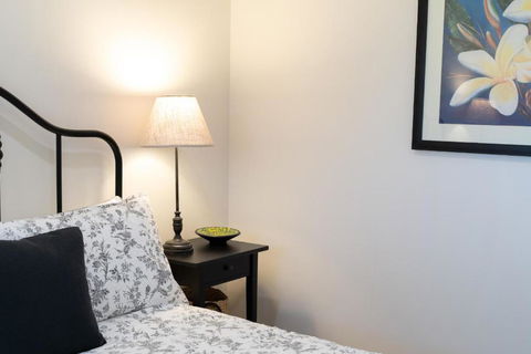 Alderwood Cottage - Cottage W Gorgeous Dam Views! - Whitsundays Accommodation 4