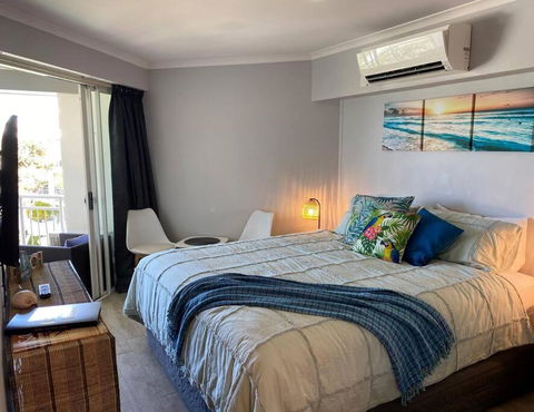Alex Heads Beachfront Resort King Bed Studio Room - Whitsundays Accommodation 1
