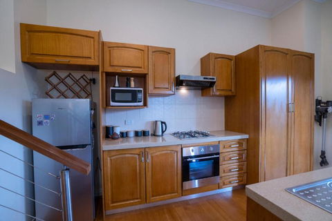 Alfies On Albert Daylesford - Whitsundays Accommodation 3
