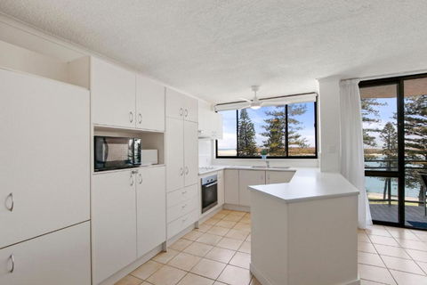 Allamanda, Unit 11, 32 Esplanade, Bulcock Beach - Whitsundays Accommodation 2