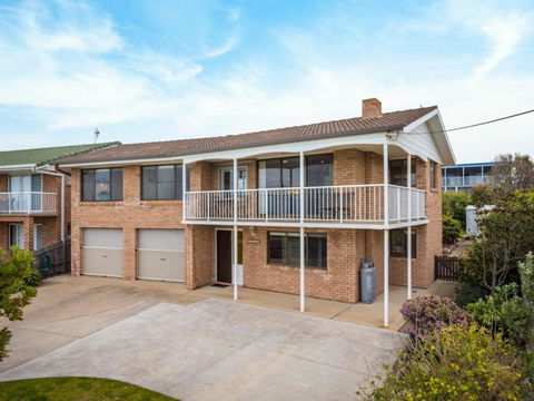 Allawah Beach House - 29 Dalmeny Drive, Kianga - Whitsundays Accommodation 1