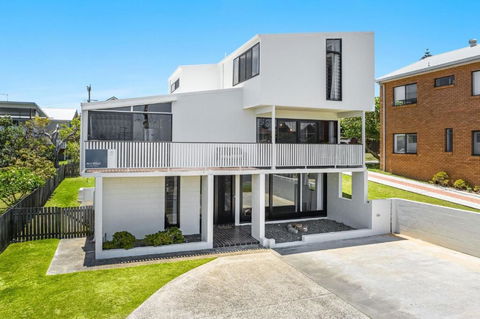 Alli Belle- Hilltop Gem - Whitsundays Accommodation 1