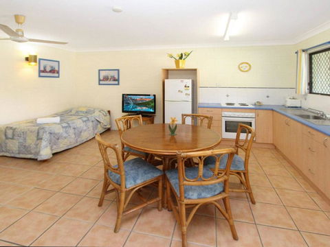 Alma Bay Holiday Unit 1 - Whitsundays Accommodation 2