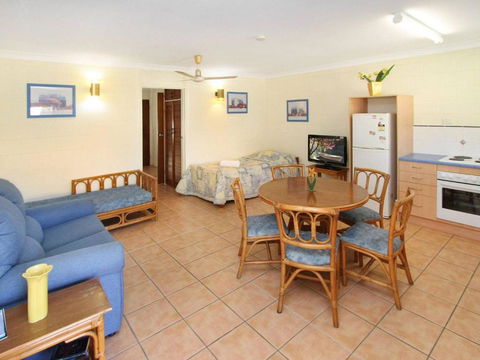 Alma Bay Holiday Unit 1 - Whitsundays Accommodation 4