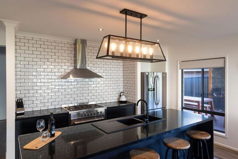 Alpine Knights Stylish Luxury - Whitsundays Accommodation 0