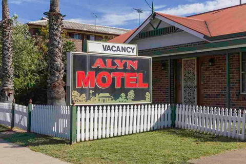 Alyn Motel - Whitsundays Accommodation 0
