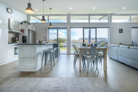 Amaroo 1 - Freycinet Holiday Houses - Whitsundays Accommodation 0