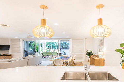 Amaroo Villa - Absolute Beachfront Port Douglas - Whitsundays Accommodation 2
