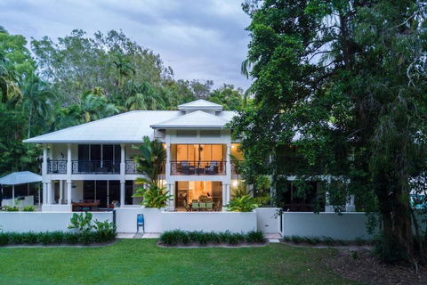 Amaroo Villa - Absolute Beachfront Port Douglas - Whitsundays Accommodation 3
