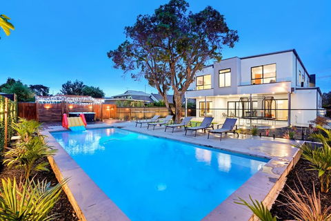 Amazing Backyard - MAX Entertain Beachside Retreat - Whitsundays Accommodation 0