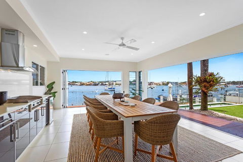 Amazing Canal House With Private Jetty, Gym & Pool - Whitsundays Accommodation 2