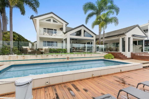 Amazing Canal House With Private Jetty, Gym & Pool - Whitsundays Accommodation 1