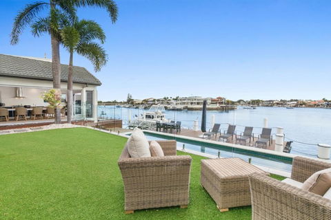 Amazing Canal House With Private Jetty, Gym & Pool - Whitsundays Accommodation 0
