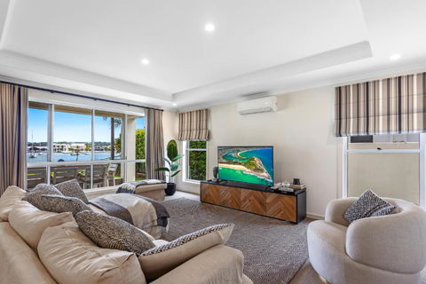 Amazing Canal House With Private Jetty, Gym & Pool - Whitsundays Accommodation 3