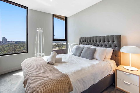 Amazing City Sea & Shrine View W Free Parking - Whitsundays Accommodation 4