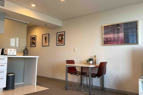 Amazing City Skyline Apartment - Pool, Gym, Sauna. - Whitsundays Accommodation 1