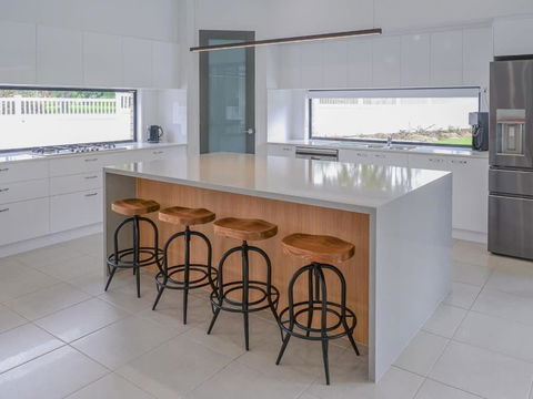Amazing House Big Swimming Pool BBQ - Whitsundays Accommodation 4