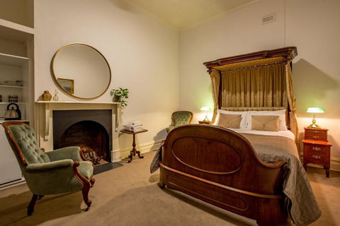 American Hotel Creswick - Whitsundays Accommodation 0
