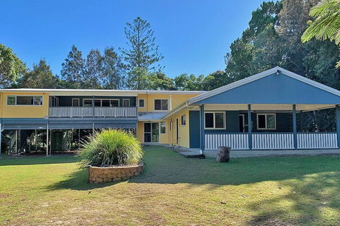 AMITY PINES - Whitsundays Accommodation 0