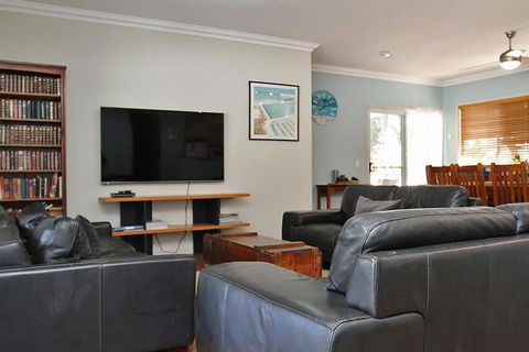 AMITY PINES - Whitsundays Accommodation 2