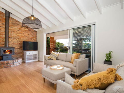 Anacapri - Pet Friendly - Opposite Beach - Fireplace - Whitsundays Accommodation 2