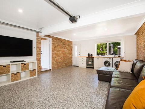 Anacapri - Pet Friendly - Opposite Beach - Fireplace - Whitsundays Accommodation 3