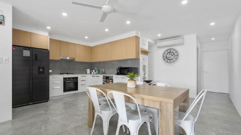 Anchors Away - Waterfront Unit - Whitsundays Accommodation 3
