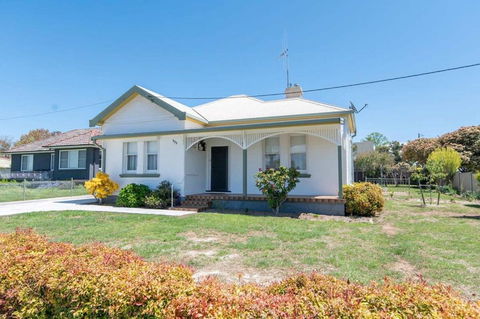 Anson Cottage 1900s CBD Home Private & Practical - Whitsundays Accommodation 1