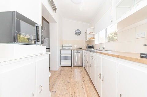 Anson Cottage 1900s CBD Home Private & Practical - Whitsundays Accommodation 3