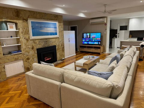 AMAZING Location! 1 Min Stroll To Beach & Sea Views! - Whitsundays Accommodation 1