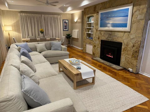 AMAZING Location! 1 Min Stroll To Beach & Sea Views! - Whitsundays Accommodation 0