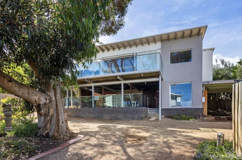 AMAZING Location! 1 Min Stroll To Beach & Sea Views! - Whitsundays Accommodation 3