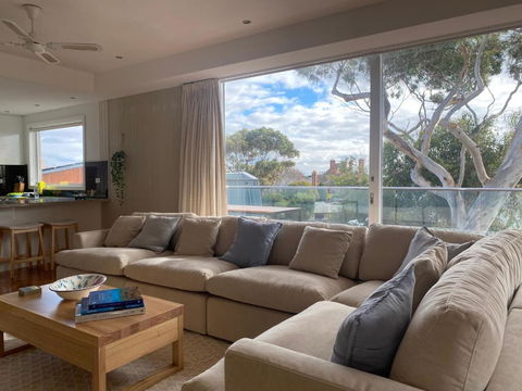 AMAZING Location! 1 Min Stroll To Beach & Sea Views! - Whitsundays Accommodation 4