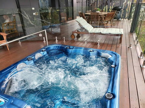 Alogara House, Modern, 6 Bedrooms With Hot Tub And Views - Whitsundays Accommodation 1