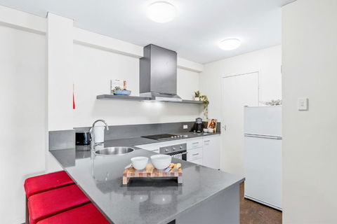 Apartment With City Views In East Perth - Whitsundays Accommodation 3