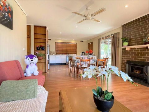 Apollo Bay Holiday House - Whitsundays Accommodation 0