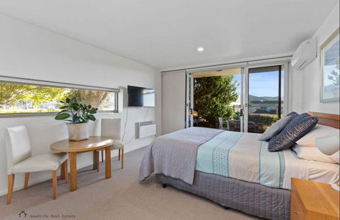 Apollo Blue Oceanview Unit 1- B Free WIFI - Whitsundays Accommodation 1