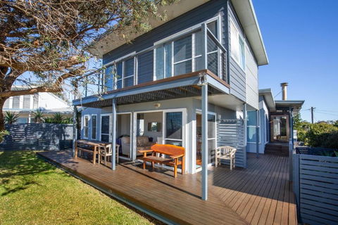 Aqua Beachfront - Pet Friendly - 2 Mins Walk To Beach - Whitsundays Accommodation 2