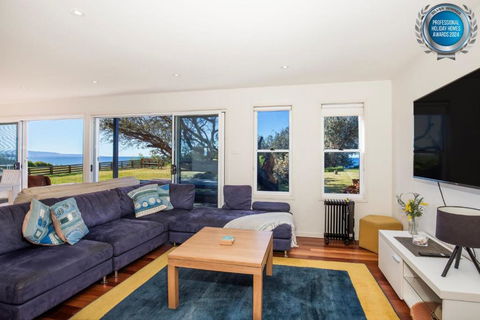 Aqua Beachfront - Pet Friendly - 2 Mins Walk To Beach - Whitsundays Accommodation 1