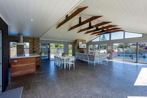 Aqua Tides- Family Home With Pool - Whitsundays Accommodation 4