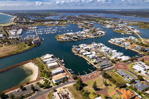 Aqua Tides- Family Home With Pool - Whitsundays Accommodation 3